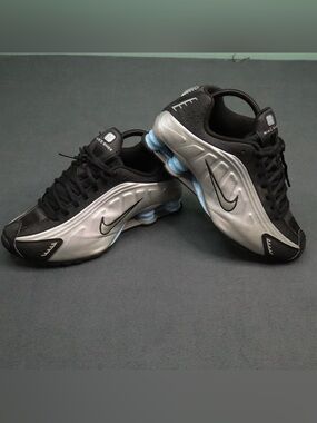 Nike Shox R4 Youth Size 7Y Womens 8.5 Metallic Silver Black Blue CW2626-004